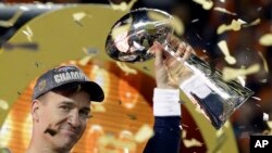 Peyton Manning và chiếc Cúp Vince Lombardi sau khi thắng trận Super Bowl 50.