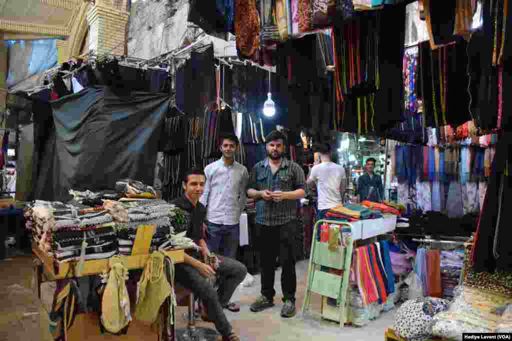 Erbil&rsquo;in tarihi çarşısında öğleden sonra dükkanlarını kapatmaya hazırlanan esnaf.