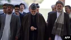 Hamid Karzai, eski Devlet Başkanı Burhaneddin Rabbani'nin cenaze töreninde (22 Eylül, 2011)