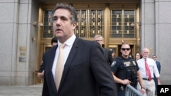 Ông Michael Cohen rời tòa ở New York hôm 21/8