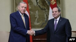 Cumhurbaşkanı Erdoğan, Mısır'daki görüşmelerin İsrail'in Gazze Şeridi'ndeki saldırısına odaklanacağını söyledi. Taslak programa göre, Sisi ve Erdoğan resmi akşam yemeğine de katılacak. 