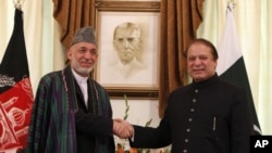 Tổng thống Afghanistan Hamid Karzai (trái) và Thủ tướng Pakistan Nawaz Sharif