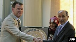 Kanada Dışişleri Bakanı John Baird, Bingazi'de Libya Ulusal Geçici Konseyi'nin başkanı Mustafa Abdülcelil'le (27 Haziran, 2011)