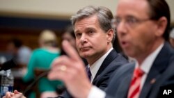 Thứ trưởng Bộ Tư pháp Rod Rosenstein (phải) và Giám đốc FBI Christopher Wray điều trần trước Ủy ban Tư pháp Hạ viện ngày 28/6/2018.