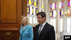 ABD Dışişleri Bakanı Hillary Clinton ve Dışişleri Bakanı Ahmet Davutoğlu İstanbul'da yaptıkları ikili görüşme öncesinde (16 Temmuz 2011)