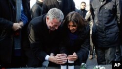 Geçen ay Paris'i ziyaret eden New York Belediye Başkanı Bill de Blasio, evsahibi Belediye Başkanı Anne Hidalgo'yla birlikte Republique meydanında terör saldırısı kurbanları için düzenlenen anma törenine katılmıştı.