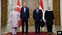 Cumhurbaşkanı Erdoğan ve eşi Emine Erdoğan, Kahire'deki İttihadiye Sarayı'nda Mısır Cumhurbaşkanı Sisi ve eşi Entissar Amer ile birlikte.