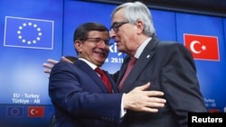 AB Komisyonu Başkanı Juncker, 29 Kasım'da Brüksel'de düzenlenen AB-Türkiye Zirvesi sonrasında Başbakan Ahmet Davutoğlu'yla.