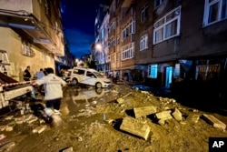 İstanbul'un bazı ilçelerinde yoğun yağış nedeniyle sel meydana geldi