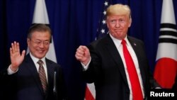 Tư liệu: TT Mỹ Donald Trump và TT Hàn quốc Moon Jae-in sau khi ký hiệp định thương mại tự do Mỹ-Hàn bên lề kỳ họp lần thứ 73 của Đại Hội đồng LHQ ở New York, ngày 24/9/2018. 