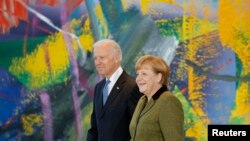 1 Şubat 2013 tarihine ait bu fotoğrafta o dönemde Başkan Yardımcısı olan Joe Biden ve Almanya Başbakanı Angela Merkel, Biden'ın Berlin'e yaptığı resmi ziyarette bir arada görüntülenmiş.