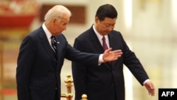 Phó Tổng thống Mỹ Joe Biden (trái) và Phó Chủ tịch Trung Quốc Tập Cận Bình tại Đại lễ đường Nhân dân ở Bắc Kinh vào ngày 18/8/2011. (Ảnh của PETER PARKS / AFP)